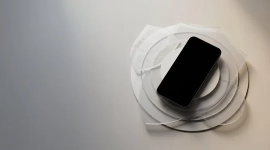 Smartphone moderne dans un environnement sécurisé avec éléments symboliques de protection numérique